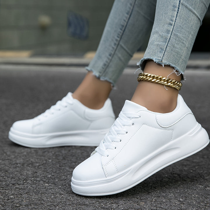 Vita syntetiskt tygsneakers för kvinnor