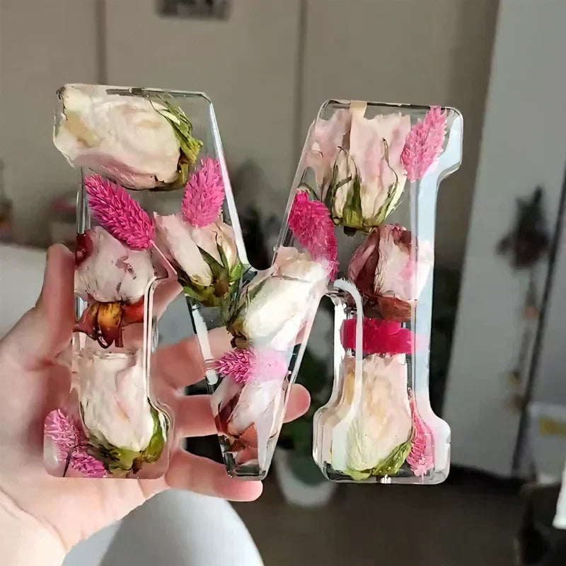 LumiFlair blomstermönstrad nattlampa med initial | Personlig ljuskälla i resin med mjukt LED-ljus