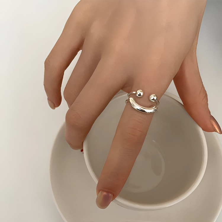 Justerbar smileyring - Minimalistisk, stapelbar statement-ring