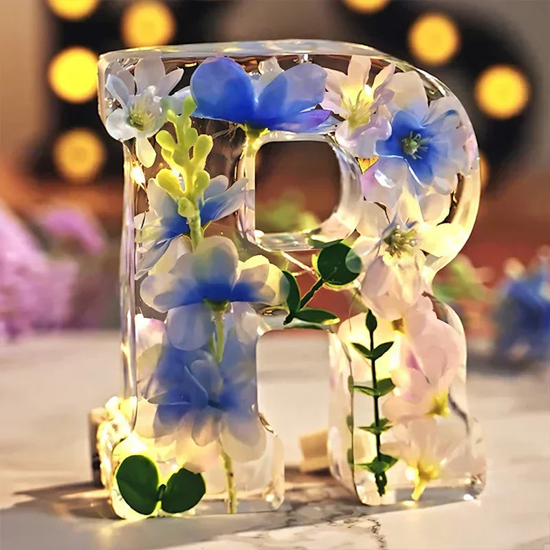 LumiFlair blomstermönstrad nattlampa med initial | Personlig ljuskälla i resin med mjukt LED-ljus