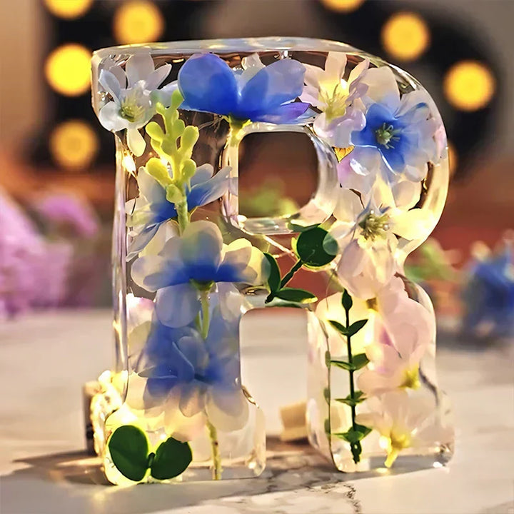 LumiFlair blomstermönstrad nattlampa med initial | Personlig ljuskälla i resin med mjukt LED-ljus