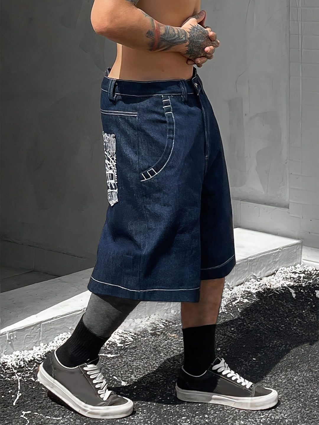 Vardagsbermudas i denim med elegant blomsterbroderi