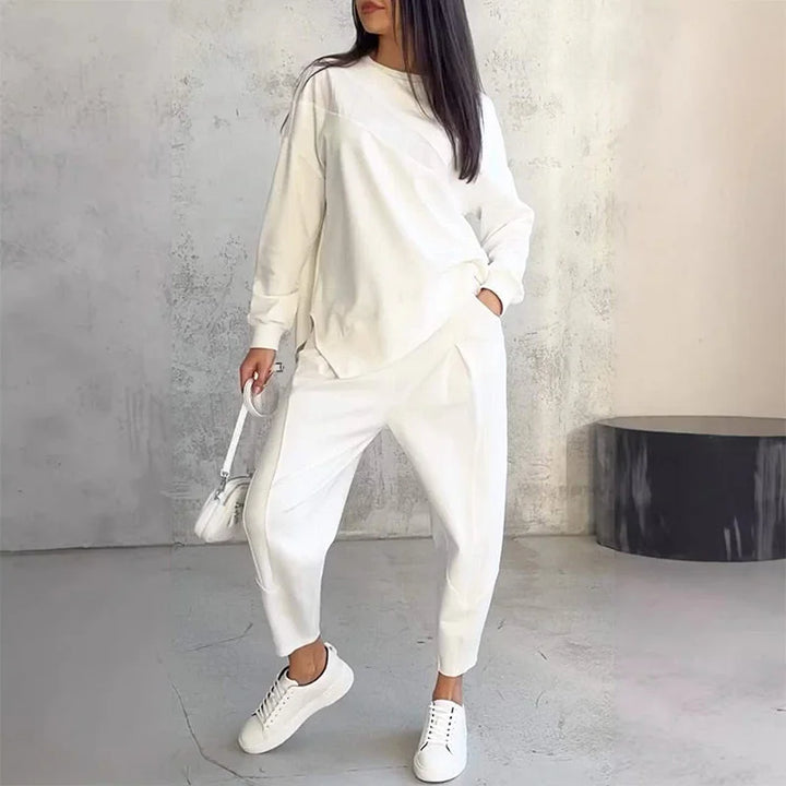 Tvådelat set: ledig långärmad sweatshirt och mjukisbyxor