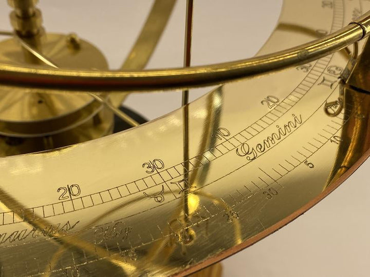 Stor orrery-modell av solsystemet – Detaljerad framställning av planeterna
