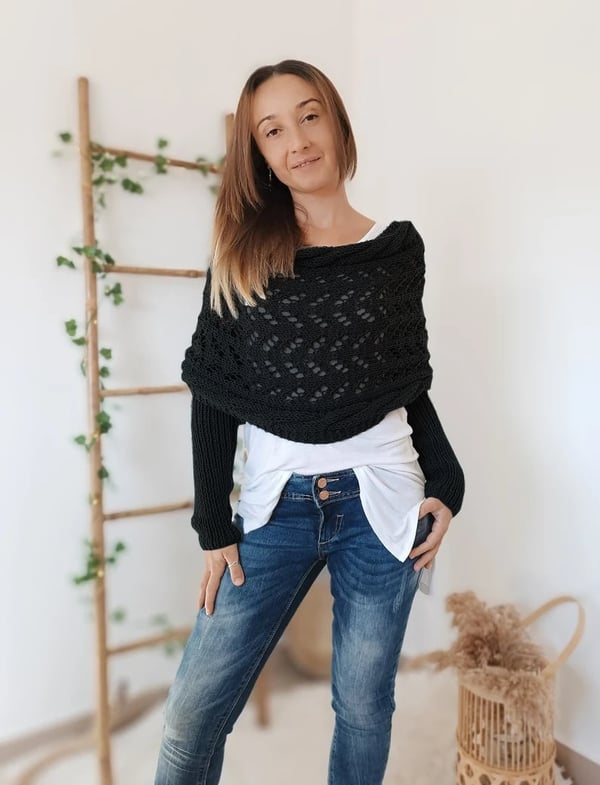 Omlottsjal med dubbla ärmar - mysig stickad sjal med inbyggda ärmar