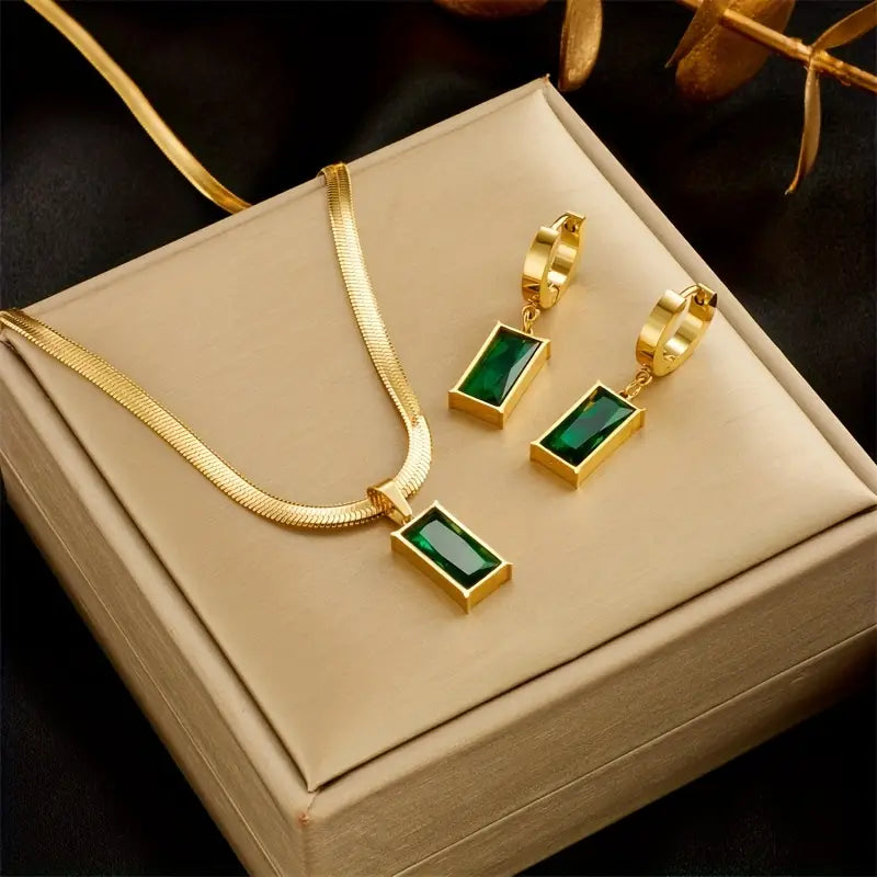 Elegant guldhalsband med måne och zirkonia