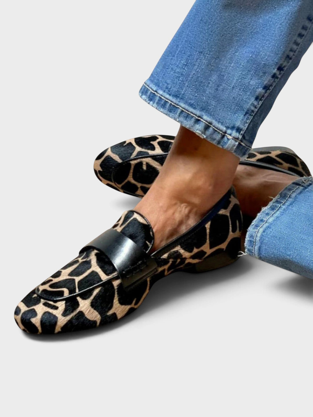 Loafers med leopardmönster och kontrastbeslag | Strukturerad slip-on-sko