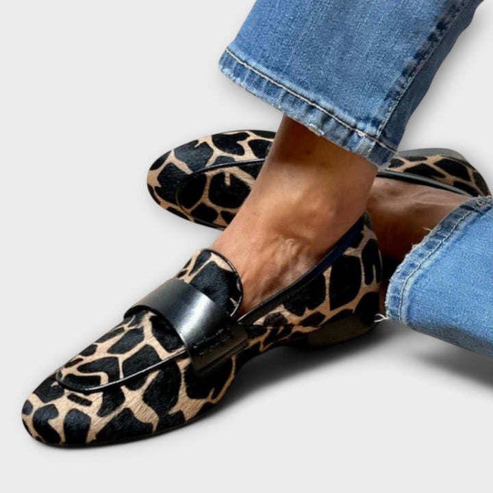 Loafers med leopardmönster och kontrastbeslag | Strukturerad slip-on-sko