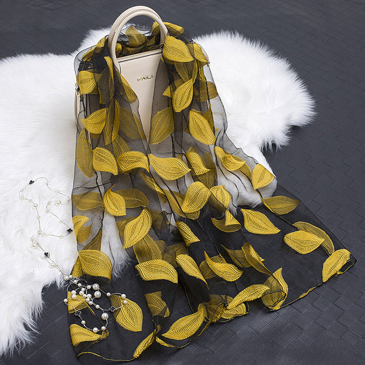 Sidenscarf med snittblomsmönster och tomt mönster
