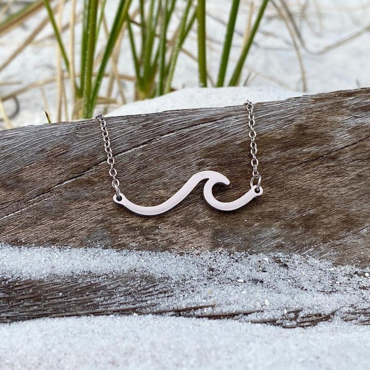 Silverhalsband med böljande linjer