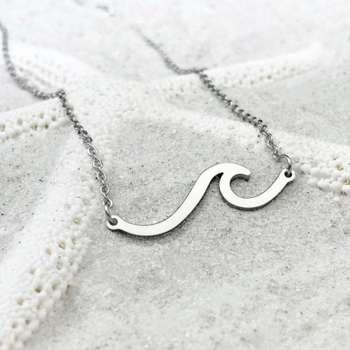 Silverhalsband med böljande linjer