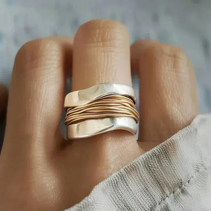 Elegant silverring med förfinade guldaccenter