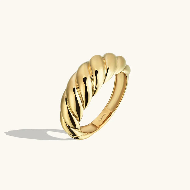 Elegant ring i vitguld med förfinade vågor