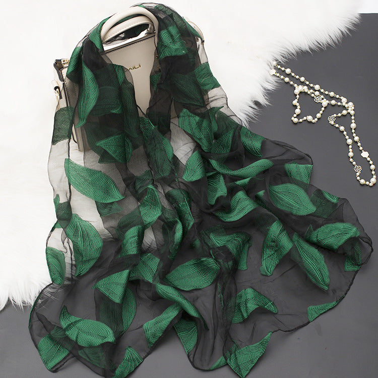 Sidenscarf med snittblomsmönster och tomt mönster