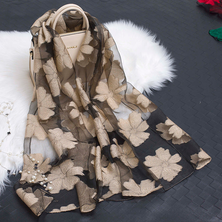 Sidenscarf med snittblomsmönster och tomt mönster