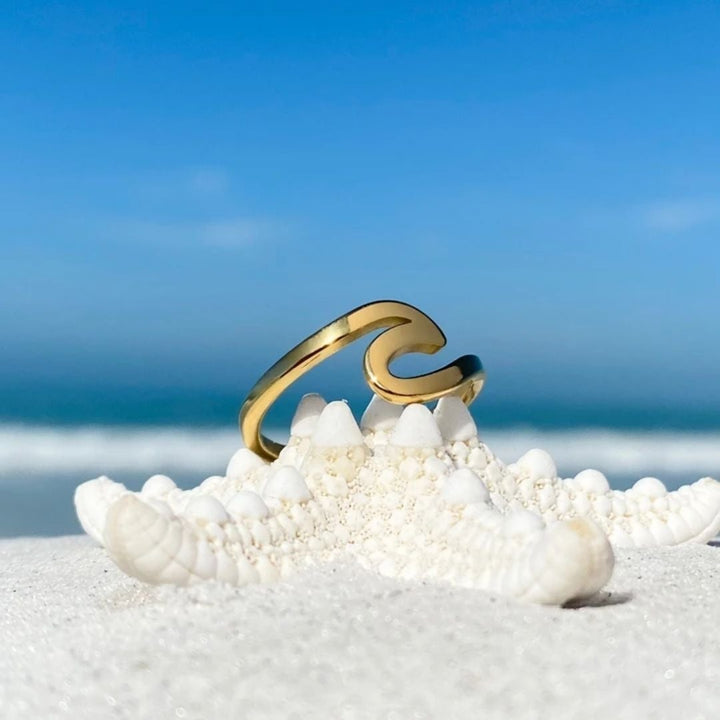 Elegant guldring med vågmönster