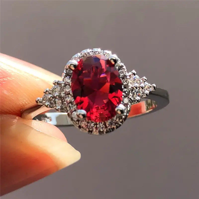 Elegant ring i vitguld med diskret zirkoniadetalj