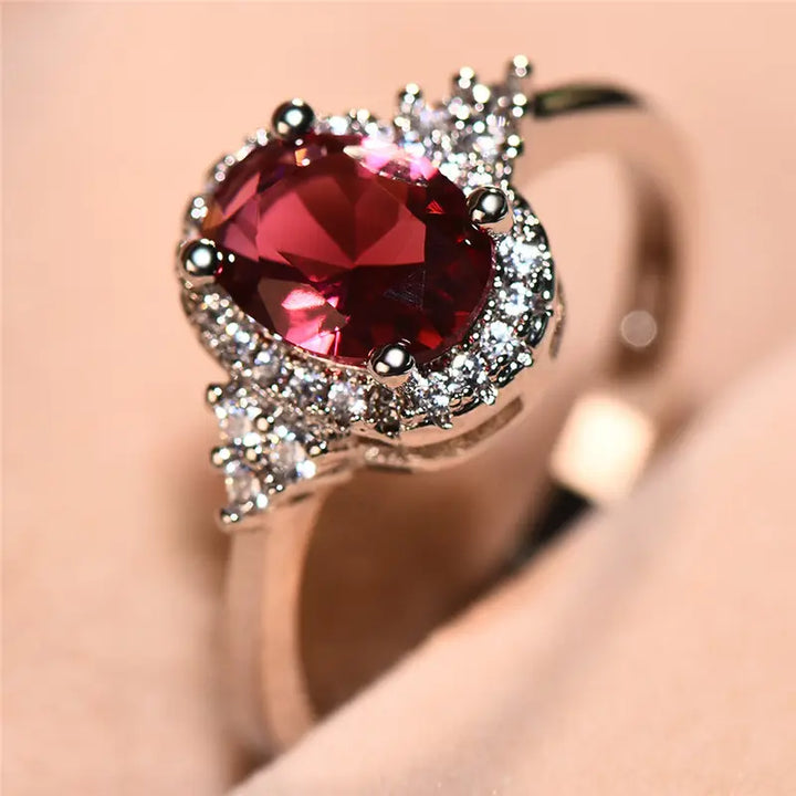 Elegant ring i vitguld med diskret zirkoniadetalj