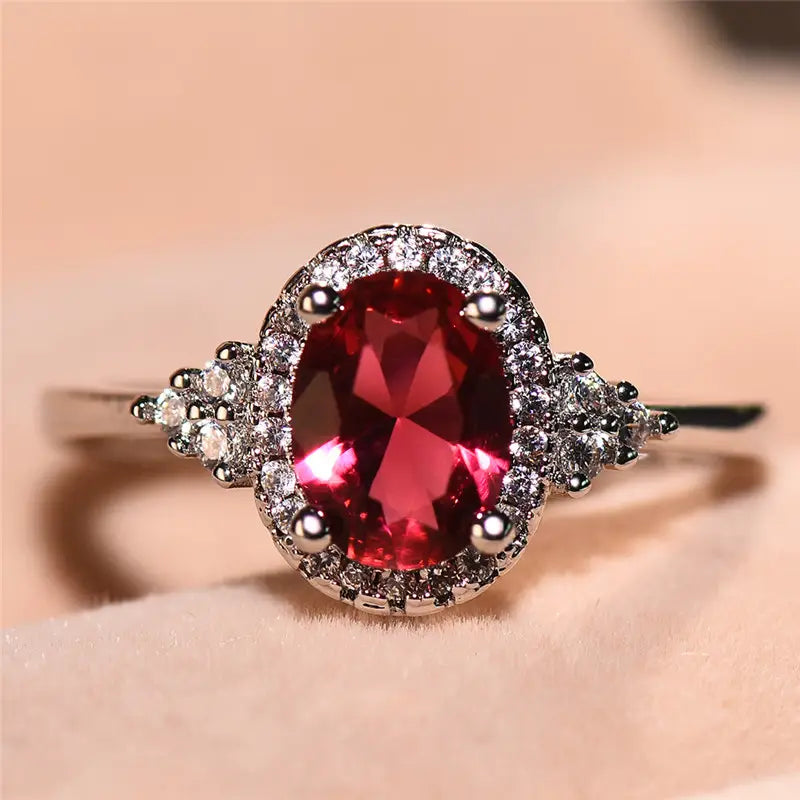 Elegant ring i vitguld med diskret zirkoniadetalj