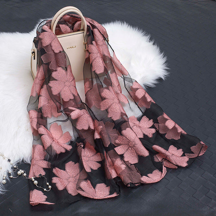Sidenscarf med snittblomsmönster och tomt mönster