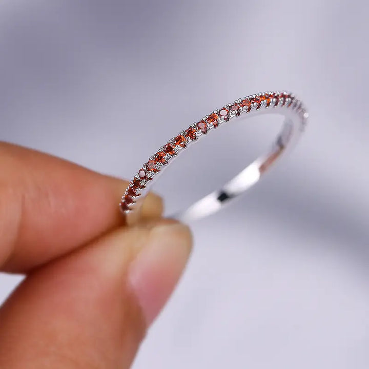 Elegant ring i vitguld med diskreta zirkoniadetaljer