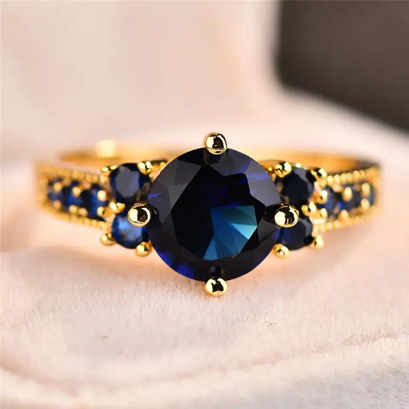 Elegant guldring med förfinade detaljer