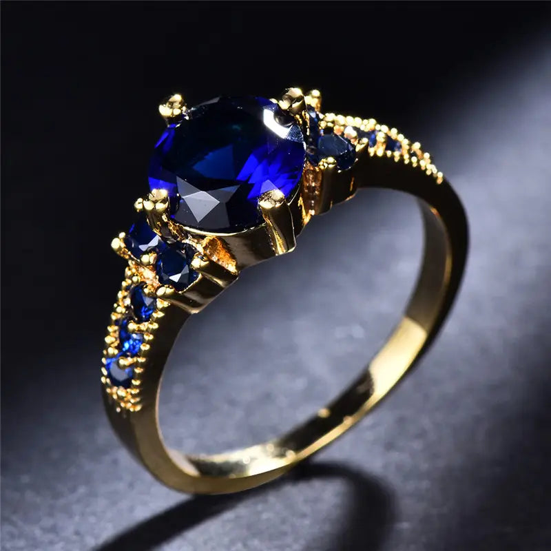 Elegant guldring med förfinade detaljer