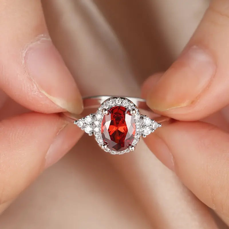 Elegant ring i vitguld med diskret zirkoniadetalj