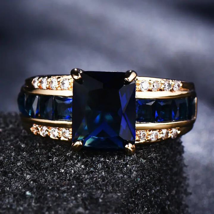Elegant guldring med förfinade detaljer