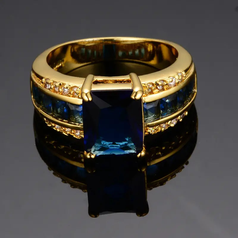 Elegant guldring med förfinade detaljer