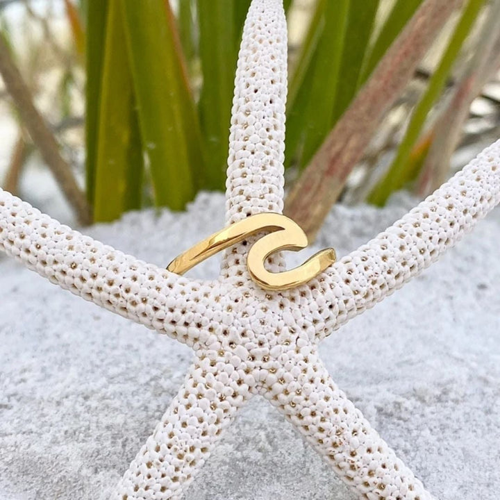 Elegant guldring med vågmönster