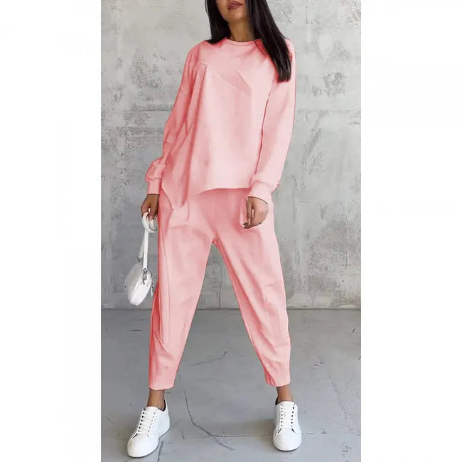 Tvådelat set: ledig långärmad sweatshirt och mjukisbyxor