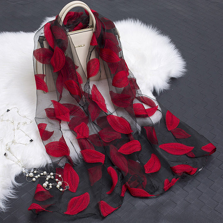 Sidenscarf med snittblomsmönster och tomt mönster