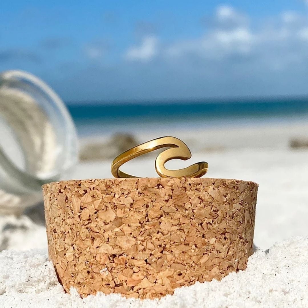Elegant guldring med vågmönster