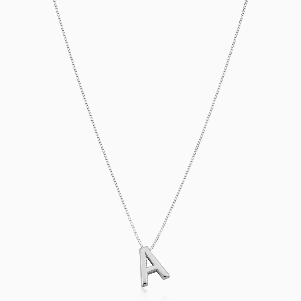 Förfinat halsband i vitguld med initialhänge.