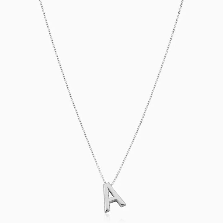 Förfinat halsband i vitguld med initialhänge.