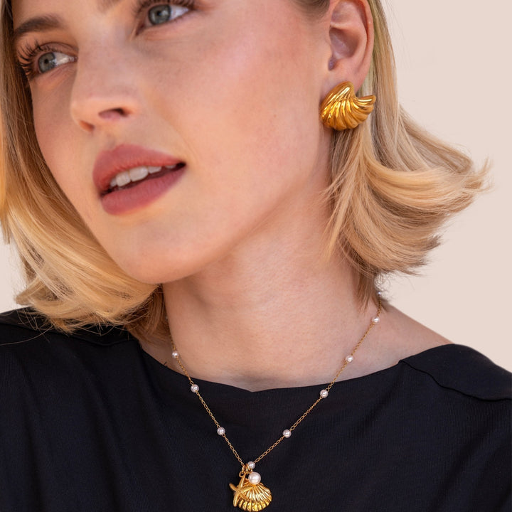 Eleganta guldörhängen med snäckdesign