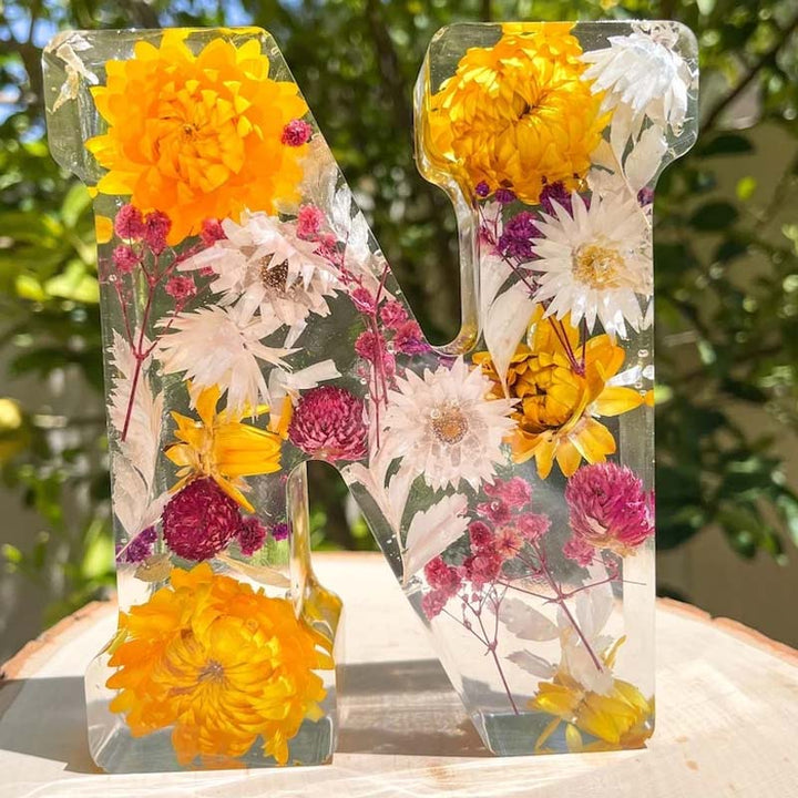 LumiFlair blomstermönstrad nattlampa med initial | Personlig ljuskälla i resin med mjukt LED-ljus