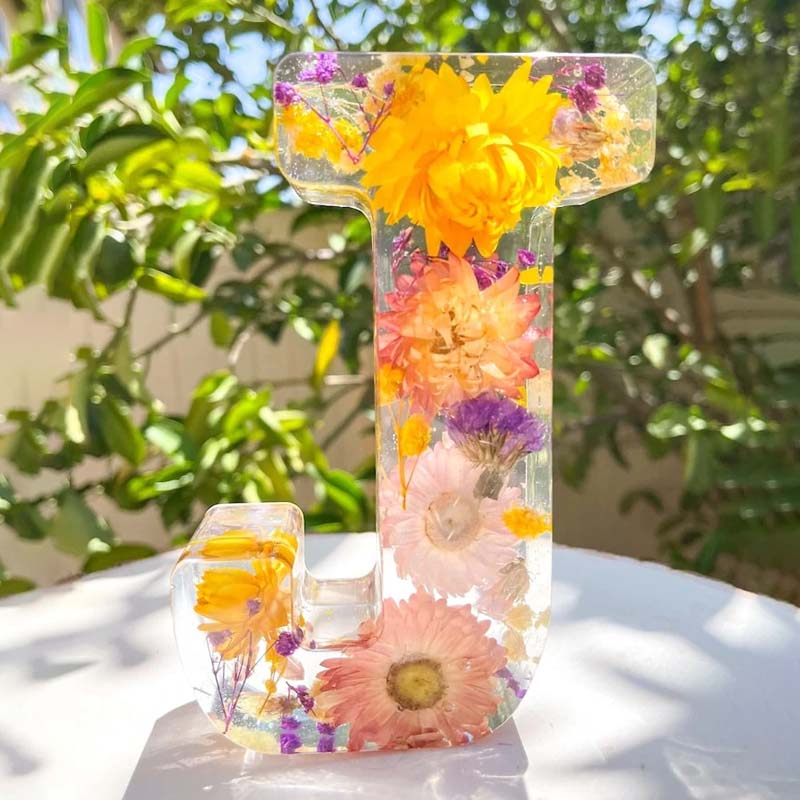 LumiFlair blomstermönstrad nattlampa med initial | Personlig ljuskälla i resin med mjukt LED-ljus