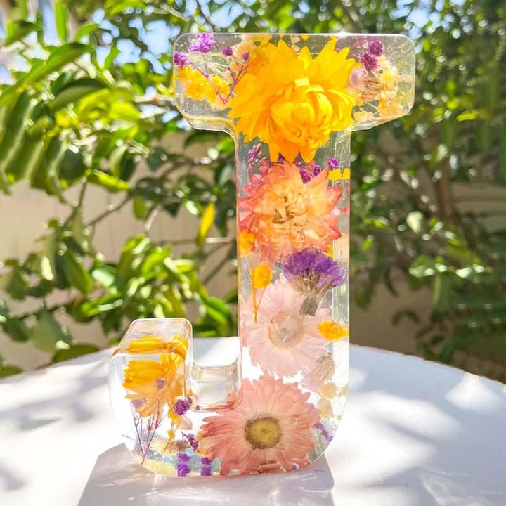 LumiFlair blomstermönstrad nattlampa med initial | Personlig ljuskälla i resin med mjukt LED-ljus