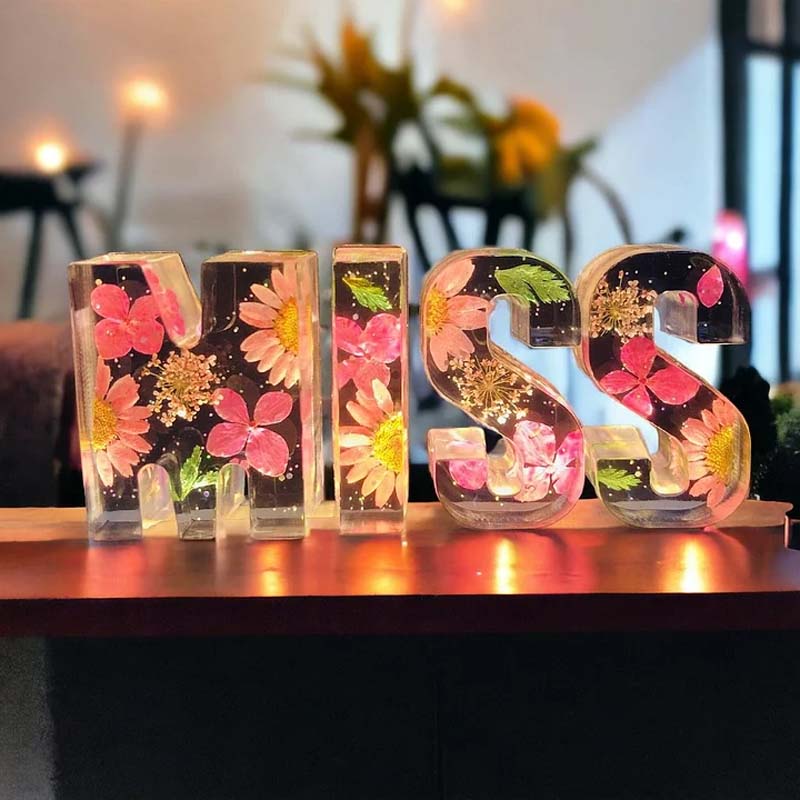 LumiFlair blomstermönstrad nattlampa med initial | Personlig ljuskälla i resin med mjukt LED-ljus