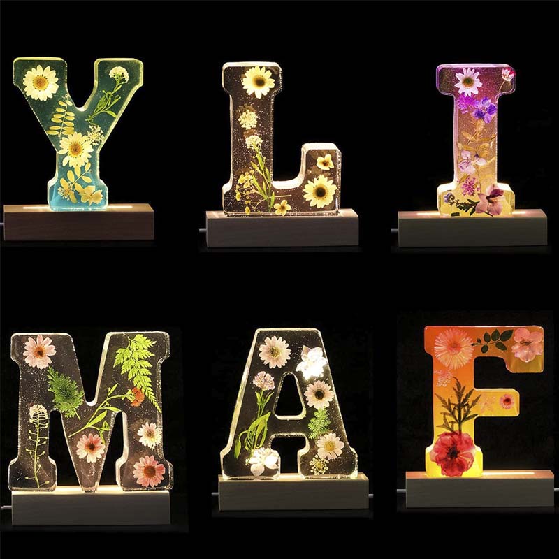 LumiFlair blomstermönstrad nattlampa med initial | Personlig ljuskälla i resin med mjukt LED-ljus
