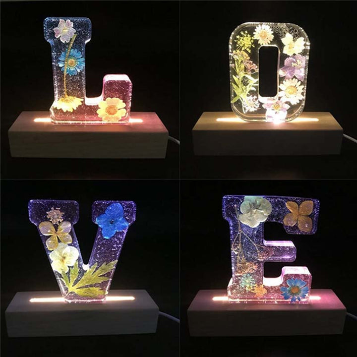 LumiFlair blomstermönstrad nattlampa med initial | Personlig ljuskälla i resin med mjukt LED-ljus