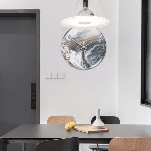 Elegant väggklocka med marmoreffekt – MarbleTime