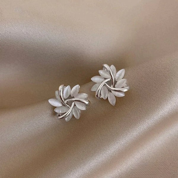 Opalblomörhängen i förfinat silver