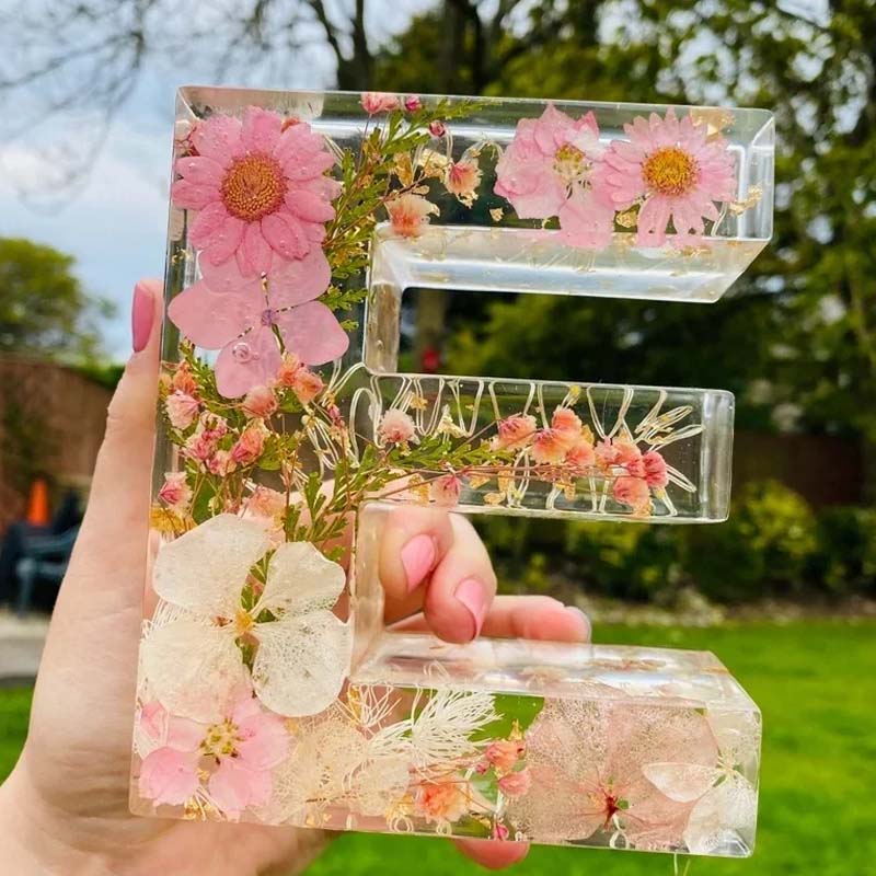 LumiFlair blomstermönstrad nattlampa med initial | Personlig ljuskälla i resin med mjukt LED-ljus