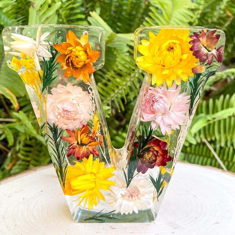 LumiFlair blomstermönstrad nattlampa med initial | Personlig ljuskälla i resin med mjukt LED-ljus