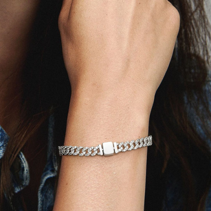 Elegant guldarmband med moissanitdetaljer