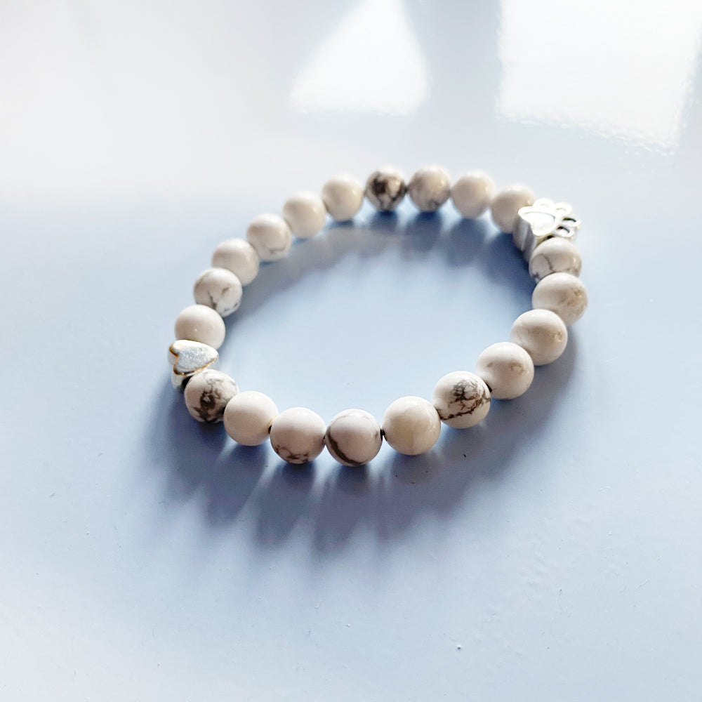 Armband med natursten och tass- och hjärtberlock – Handgjord design