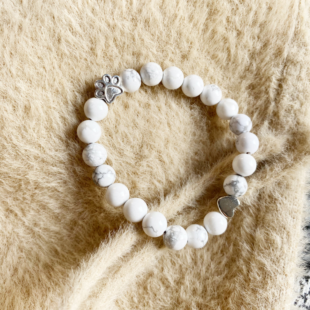 Armband med natursten och tass- och hjärtberlock – Handgjord design